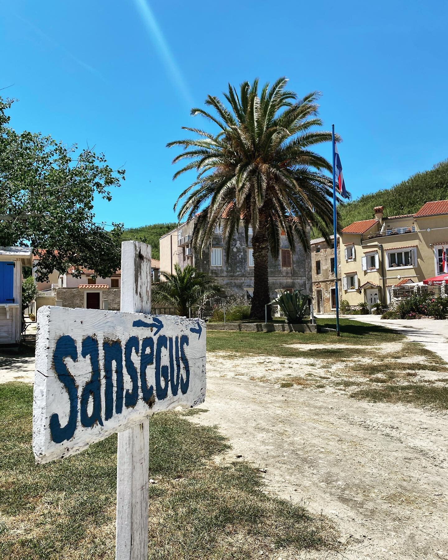 Welcome on board 🏝 

-Sansegus now offers a small market with fresh fruit and vegetables everyday by the school 🥦🍉🍌🍅

#visitsusak2021 #market #islandlife #naturalproduce #croatiafulloflife
