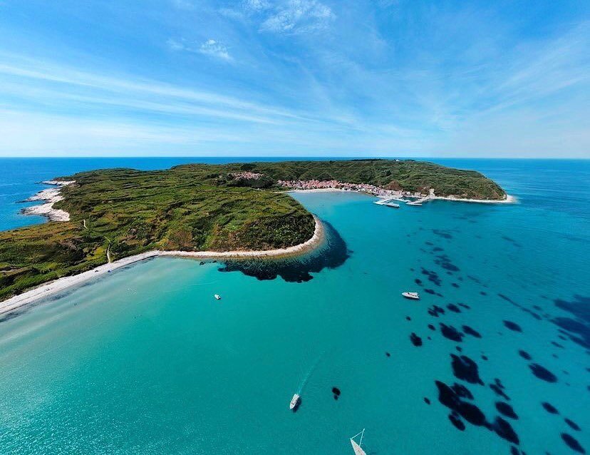 𝑩𝒍𝒖𝒆 𝒍𝒂𝒈𝒐𝒐𝒏 💙

📷: @funke_film 

#croatia #croatiafulloflife #susak #susakisland #visitsusak #summervibes #summer2021