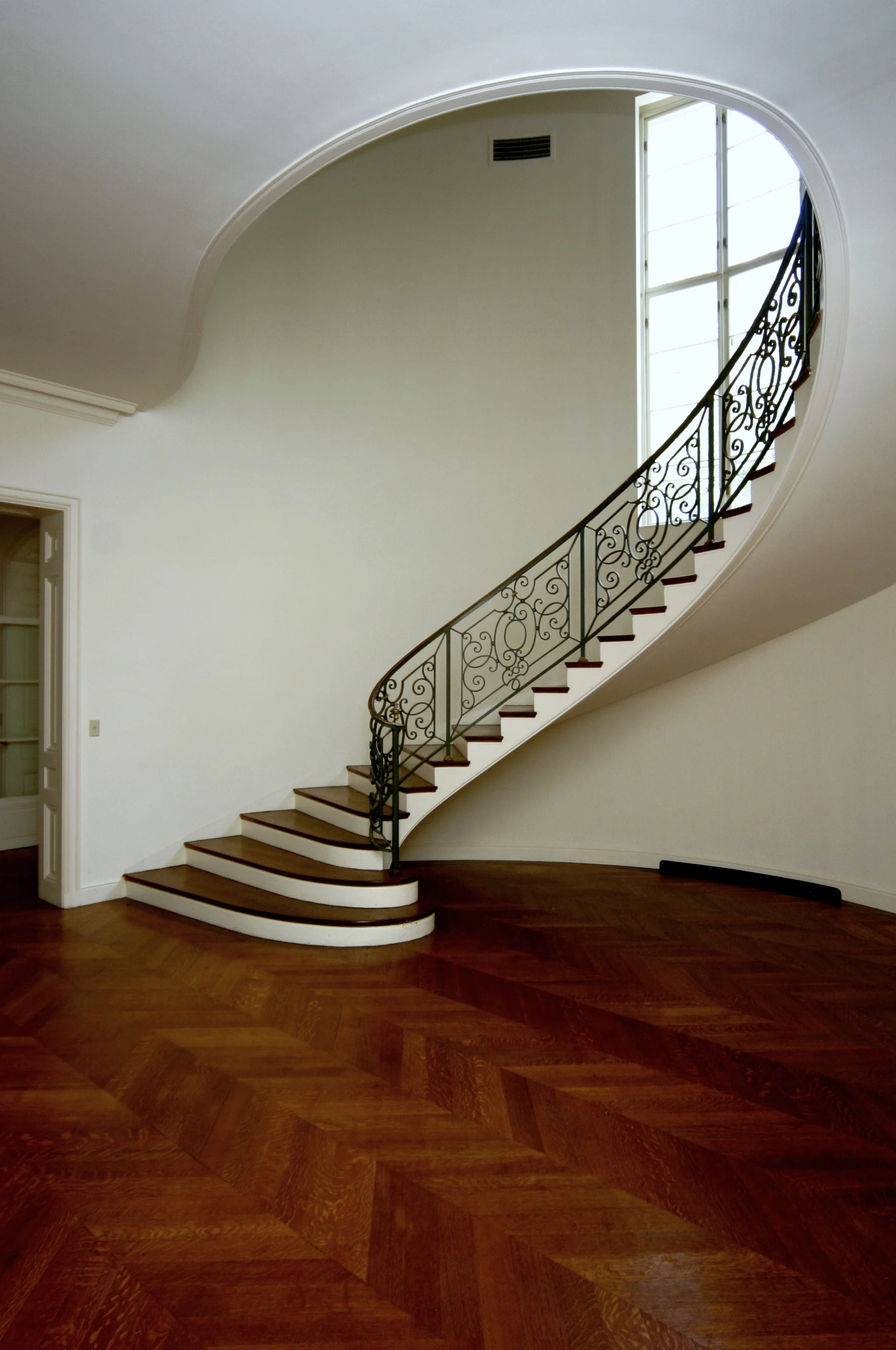 Stefenturner.com via Barbara Cleary's Realty Guild, from the book "Empty Mansions"