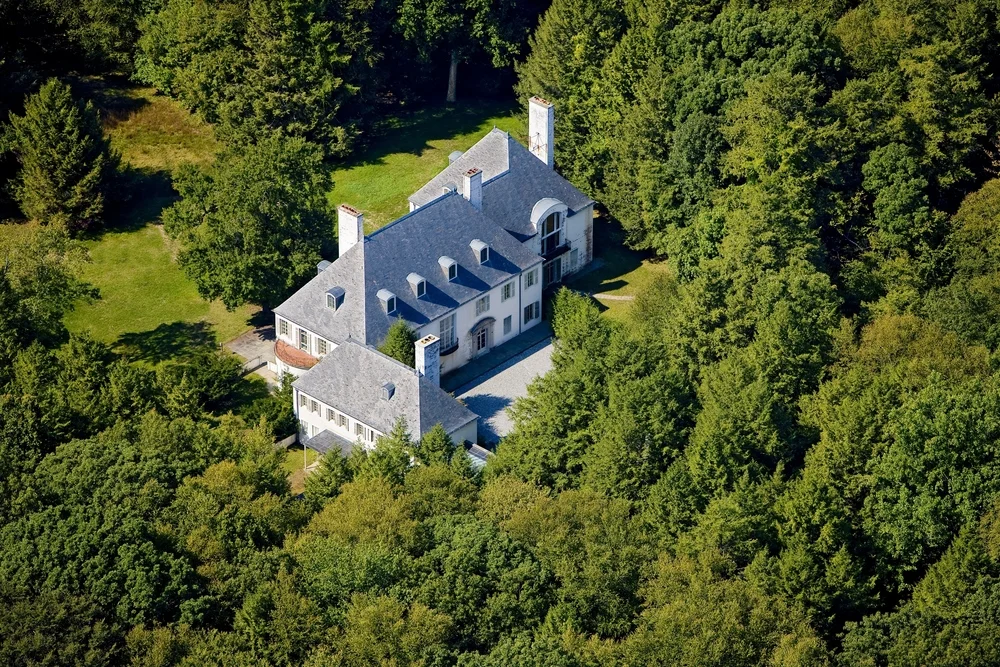 Stefenturner.com via Barbara Cleary’s Realty Guild, from the book "Empty Mansions."