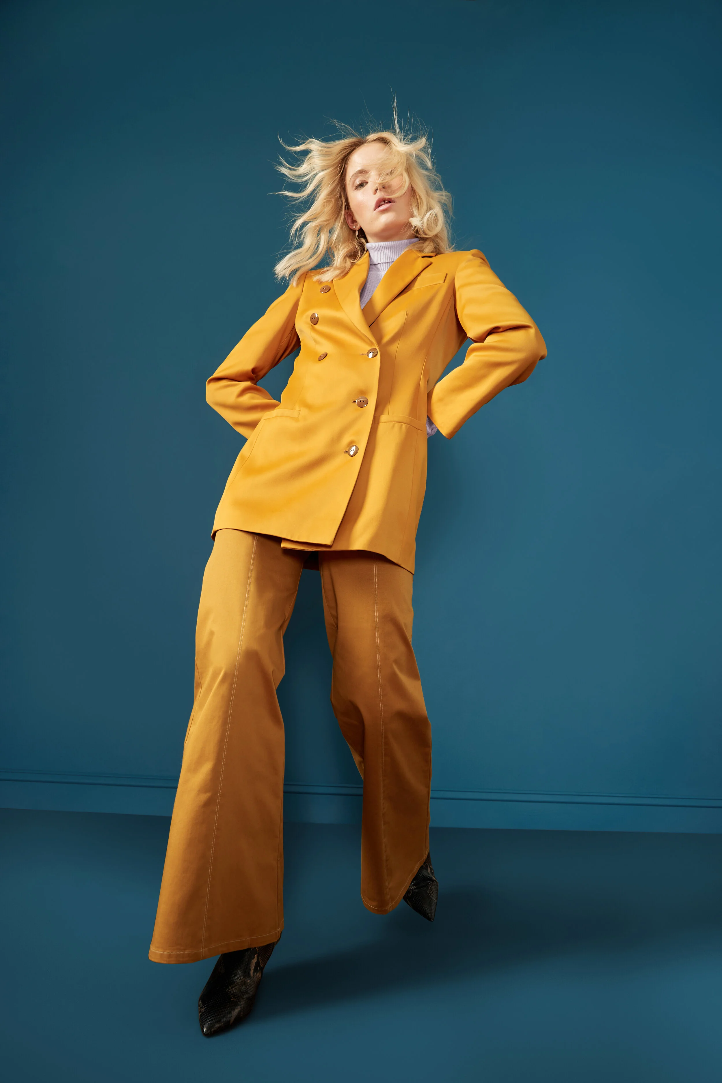 490645_MA_MT_􏰓􏰧􏰘􏰜􏰴􏰢SUIT_MUSTARD_068-R.jpg