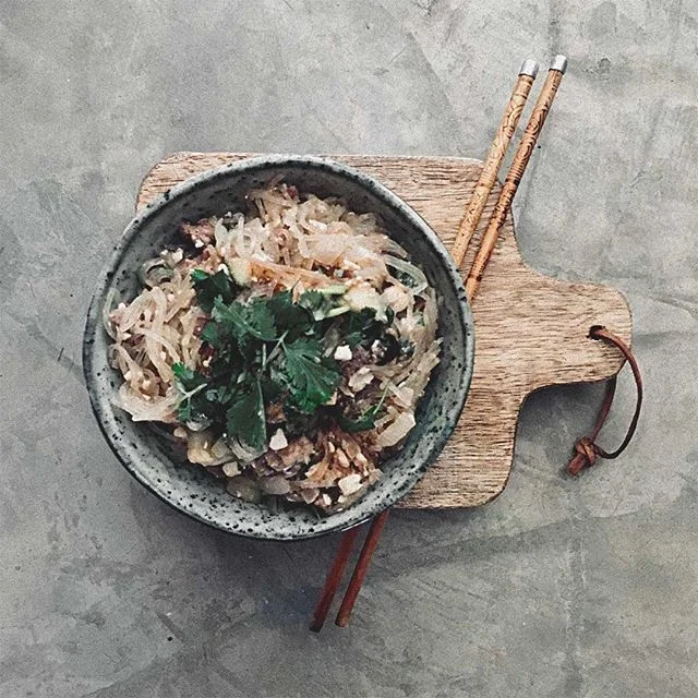⛩🥢Sometimes homemade asiafood is the best! You know the ingredients and vegans can definitely leave the fish-sauce out ;) +
+
+
+
+
+
#cook #home #glassnoodles #parsley #cilantro #coriander #chopsticks #bowl #pottery #nuts #sesame #roasted #grey #ar