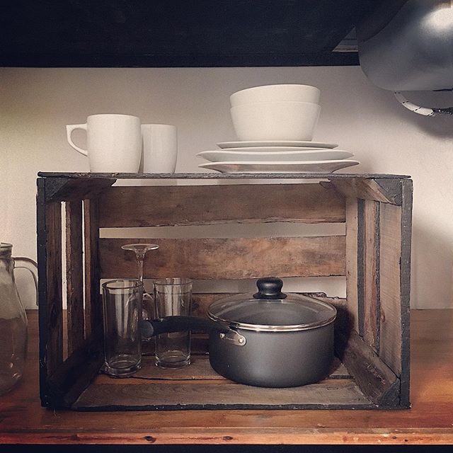 Real industrial style is not taking something new and make it look old. Living at the sea gives everything a lot faster a niceee patina. +
+
+
+
+
+
#pot #negro #black #vassels #kitchen #supply #brown #wood #improvised #cook #loft #homecooked #airbnb