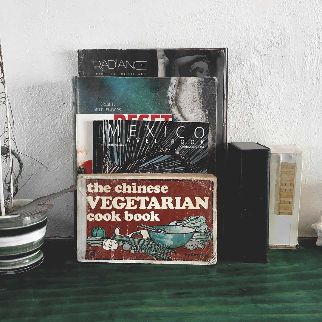 Those are &bdquo;books&ldquo; &ndash; the cover says! Plus &bdquo;bright wild flavors&ldquo;
&sdot;
&sdot;
&sdot;
&sdot;
&sdot;
&sdot;
&sdot;
&sdot;
&sdot;
&sdot;
#book #cookbook #mexico #travel #nutrition #vegan #vegetarian #green #shelve #stillife 