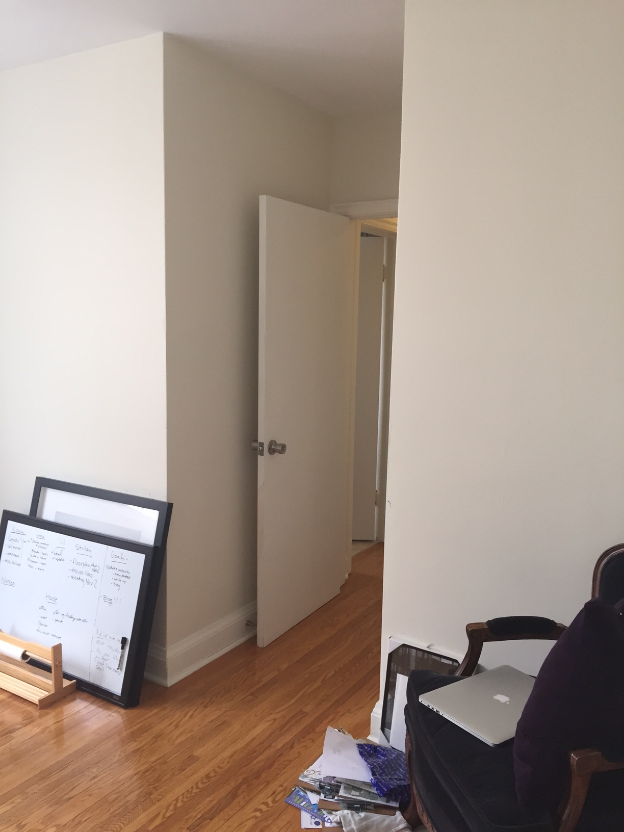 The little hallway into the room.