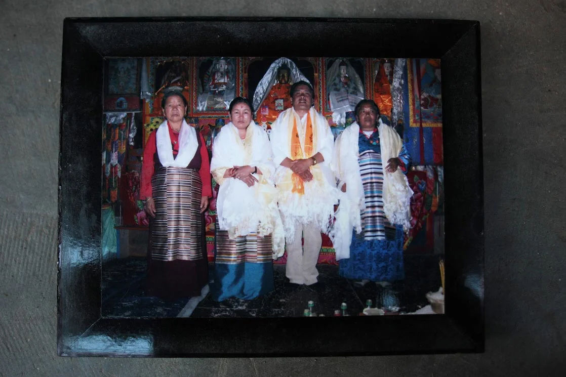 Granddaughter's Bajay wedding. Bajay is on the left / Photo de mariage de la petite fille de Dawa Lhamu Lama. Bajay se trouve à gauche