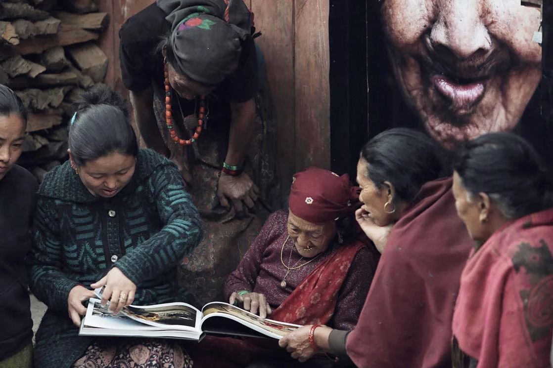 Women of jagat who turn the pages of my book 56 000 kilometers / Les femmes de Jagat qui tournent les pages de mon livre 56 000 kilomètres