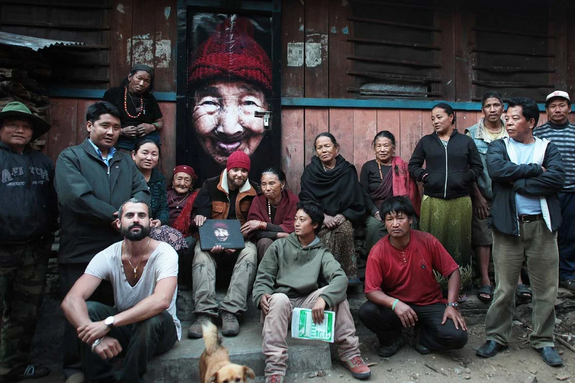Family portrait in front of the house of Bajay. Some villagers gathered around us / Photo de famille devant la maison de Bajay. Quelques villageois sont réunis autour de nous