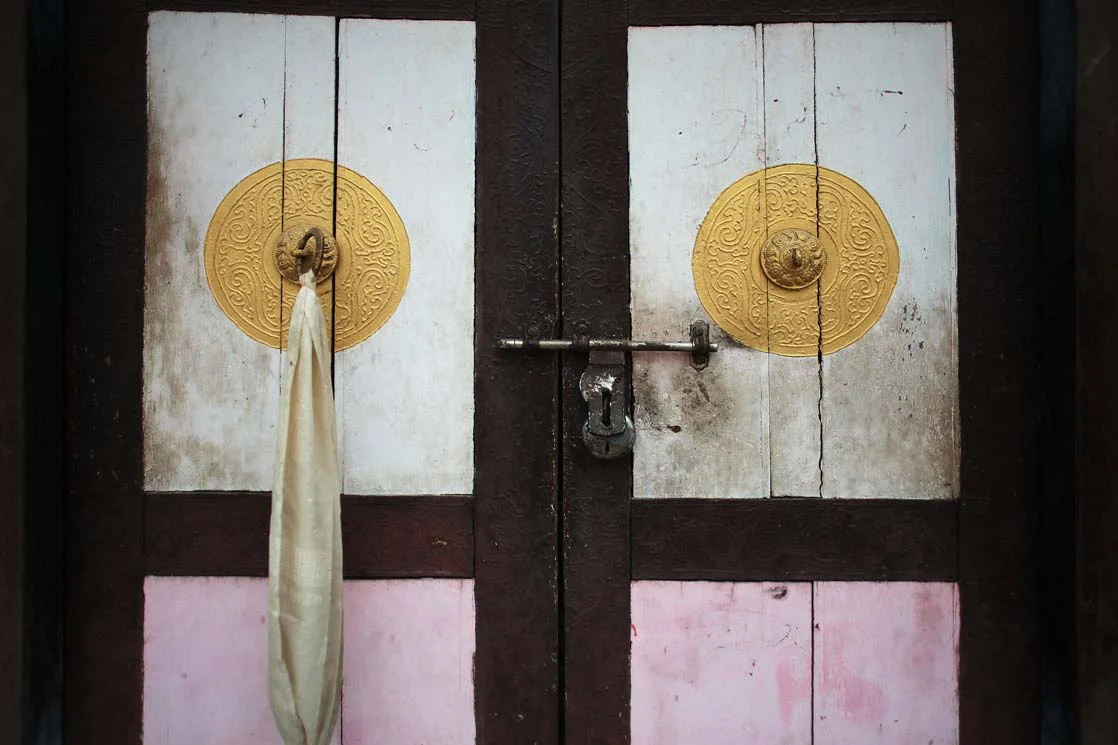 Entrance door of the Bajay's monastery in the Tibetan quarter of Kathmandu / Porte d'entrée du monastère de Bajay dans le quartier tibétain de Katmandou