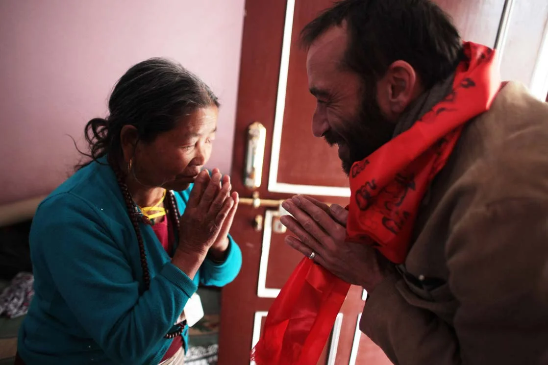 Lanjam Lama greets us (Christophe and me) before leaving Kathmandu and Nepal / Lanjam Lama nous salue (Christophe et moi) avant de quitter Katmandou et le Népal