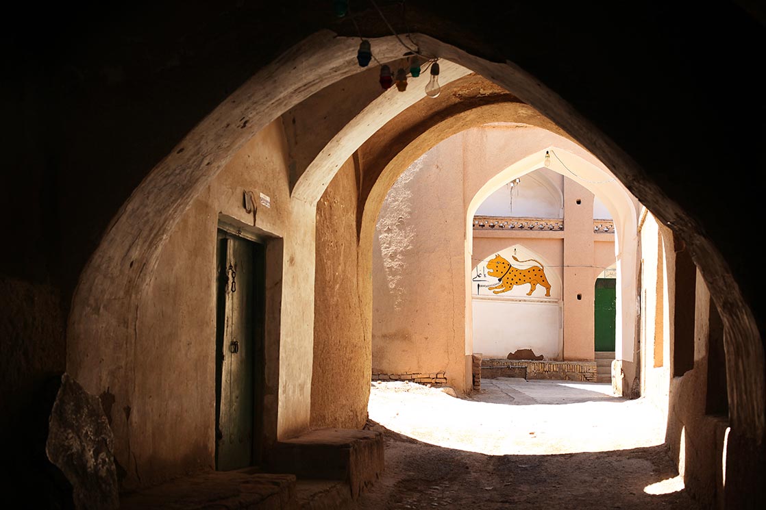 A street of Aqda with a painting lion, the symbol of Imam Ali (the first Shiite Imam) | IRAN