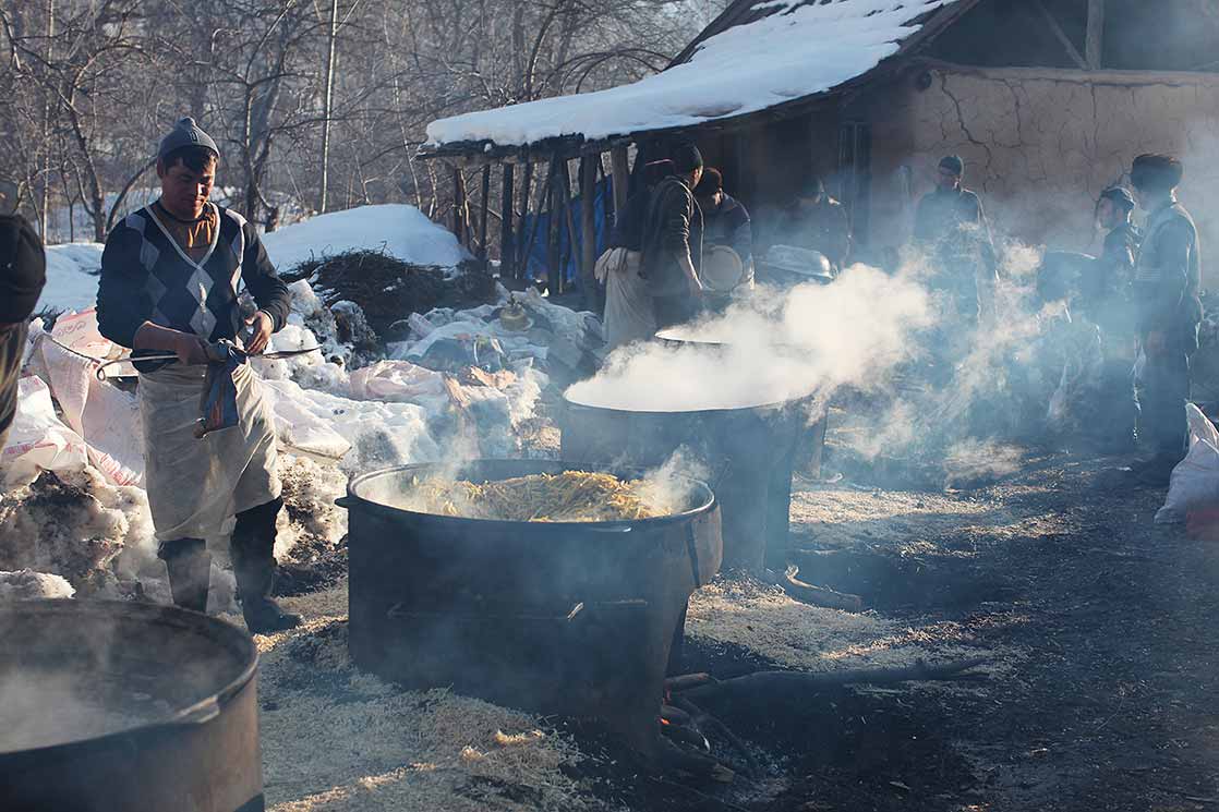 Preparing a meal for more than 1,000 people | KYRGYZSTAN
