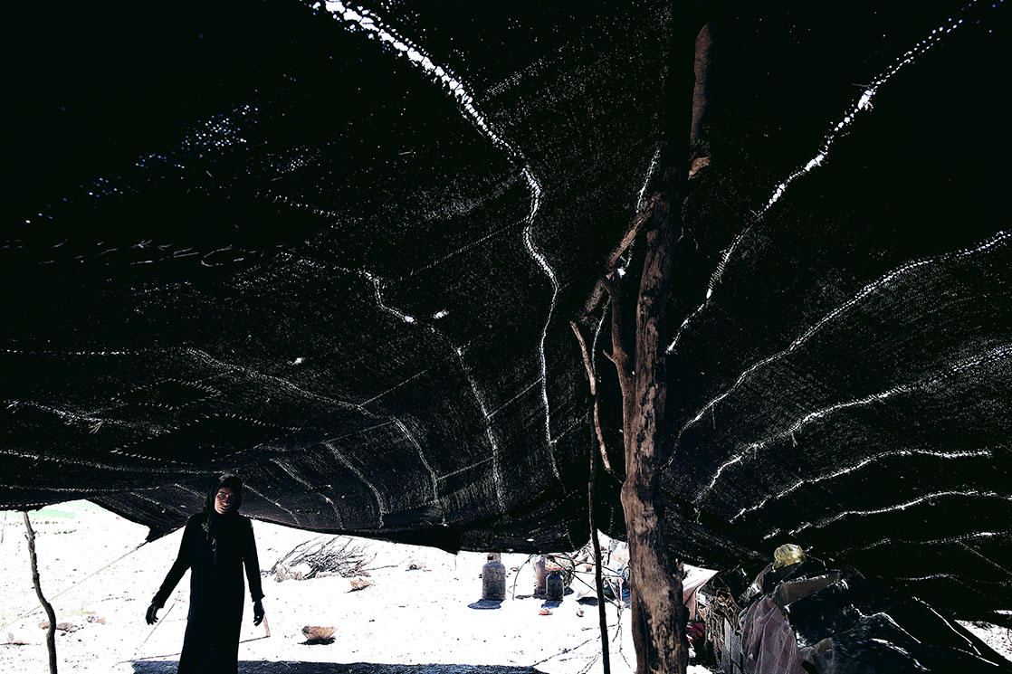 A woman comes to meet me inside a Bakhtiari tent / Une femme vient à ma rencontre sous une tente bakhtiar | IRAN