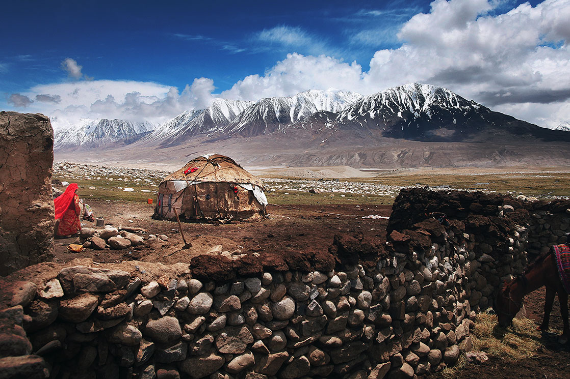 Wakhan Corridor. This northern strip of land stuck between Pakistan, China and Tajikistan is 300 kilometers long. On one side, the Pamir Mountains. On the other, the Hindu Kush. And in the middle, the survivors of an extremely tough lifestyle / Le corridor du Wakhan. Cet appendice septentrional long de 300 kilomètres est pris en étau entre le Pakistan, la Chine et le Tadjikistan. D’un côté le Pamir, de l’autre l’Hindou Kouch. Au milieu, les rescapés d’une vie terriblement difficile | AFGHANISTAN