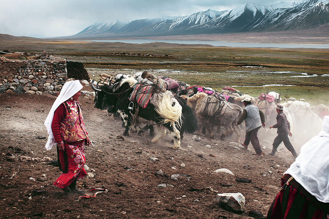 This stretch of land was drawn in 1895 to act as buffer between Russia and the British Empire. Whether riding yaks or Bactrian camels, the caravanners travel endlessly back and forth from one extremity to the other in order to find food to survive / Le corridor du Wakhan a été dessiné en 1895 pour faire tampon entre l'Empire britannique et la Russie. En yaks ou en chameaux de Bactriane, les caravaniers font des allers-retours incessants d’un bout à l’autre pour acheter les denrées nécessaires à leur survie | AFGHANISTAN