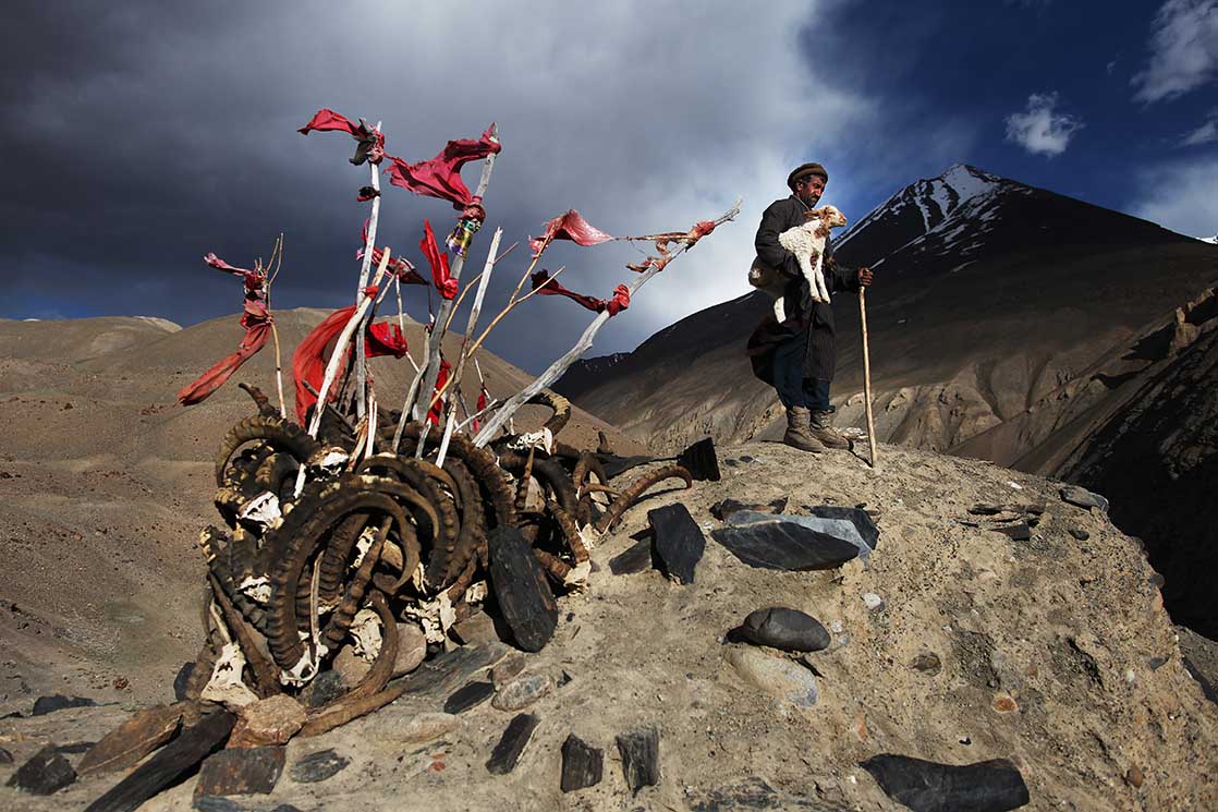 In Langar you can see ibex horns and pieces of cloth, which could have been used for pre-Islamic rituals or linked to Ismaili faith / Entre rite préislamique et foi ismaélienne, des cornes d’ibex et des tissus flottent au vent à Langar | AFGHANISTAN