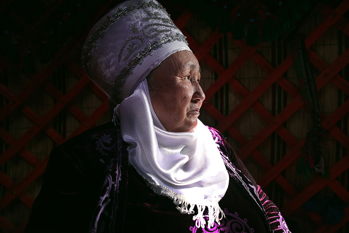 Kyrgyz grandmother during Norouz / Grand-mère kirghize durant Norowz | KIRGHIZISTAN
