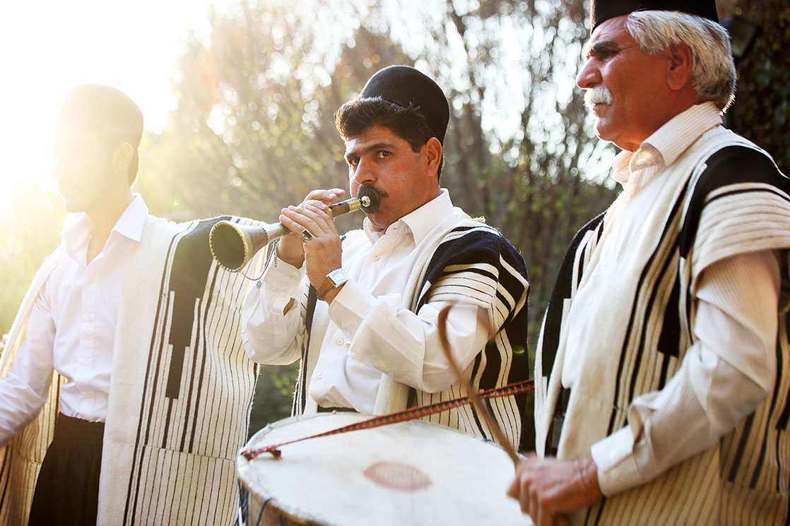 Dressed with the traditional chugha, the Bakhtiaris play music during weddings and other celebrations / Portant la traditionnelle Chugha, les Bakhtiaris jouent de la musique lors des fêtes et des mariages | IRAN