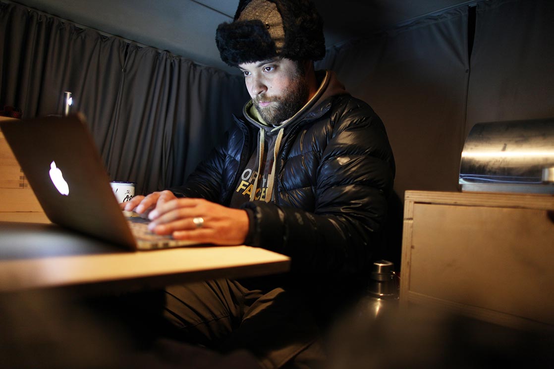 Edit pictures, every night in the van, despite the cold | UZBEKISTAN / Editer ses photos, tous les soirs dans le van, malgré le froid | OUZBEKISTAN