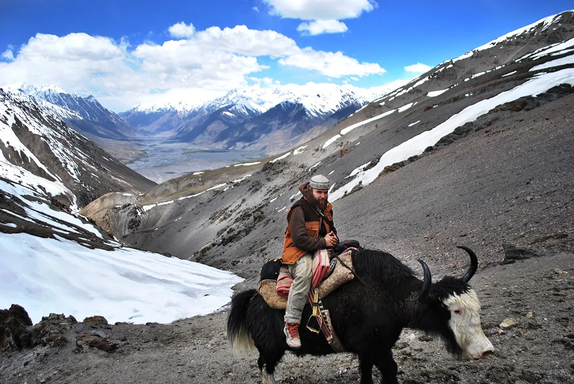 Climb the peaks on yak back to enter in Wakhan Corridor | AFGHANISTAN / Gravir les sommets à dos de yak afin de rentrer dans le corridor du Wakhan | AFGHANISTAN