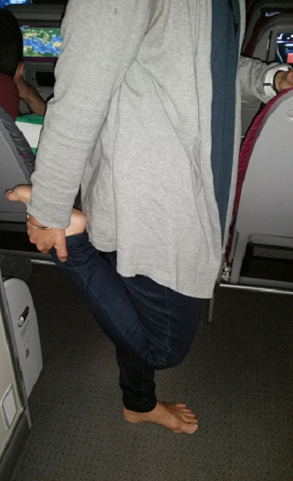  Quadricep stretch on the plane