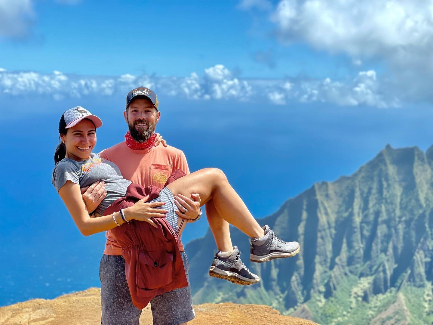 Daydreaming about hiking the mountains of Hawaii again ☺️ The views were unreal ⛰️👀 

#nomatic100