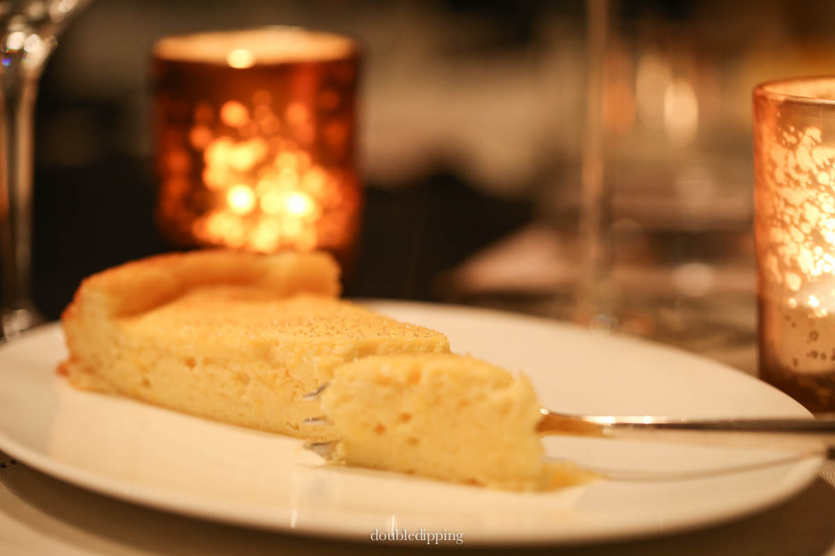 My photo shows the tart without the strawberriess just because I loved the colors on this shot too much …