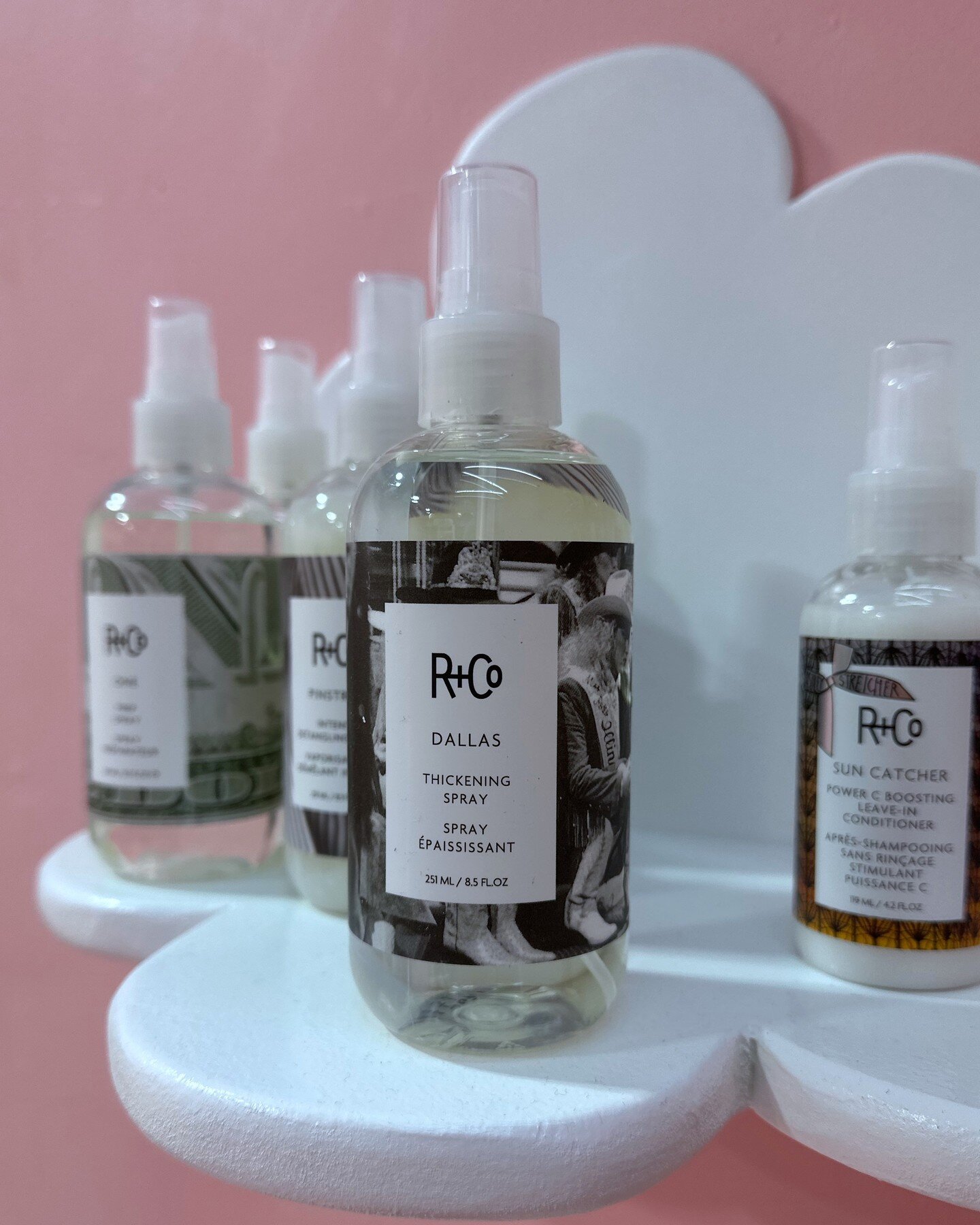 Say goodbye to flat hair and hello to bouncy, voluminous locks with Dallas Thickening Spray by R+Co! 🙌 

Infused with hydrolyzed vegetable protein and vitamin E, this magical spray not only gives your hair extra volume and texture, but also nourishe