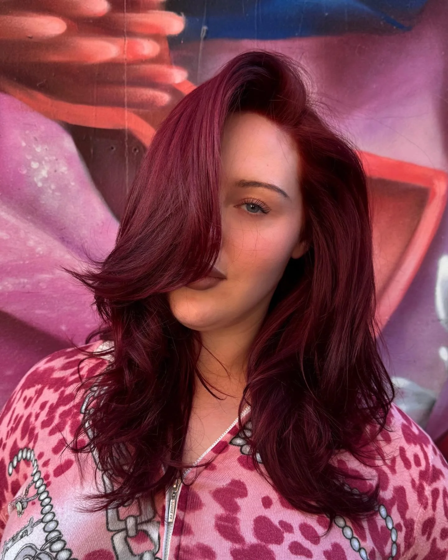 With Hollys hair our main goal is health 👏🏻. We stepped away from bleach and have used less abrasive ways to lighten the hair to achieve this vibrant magenta red 

When I say we were so excited for this level of thickness in her hair is an understa