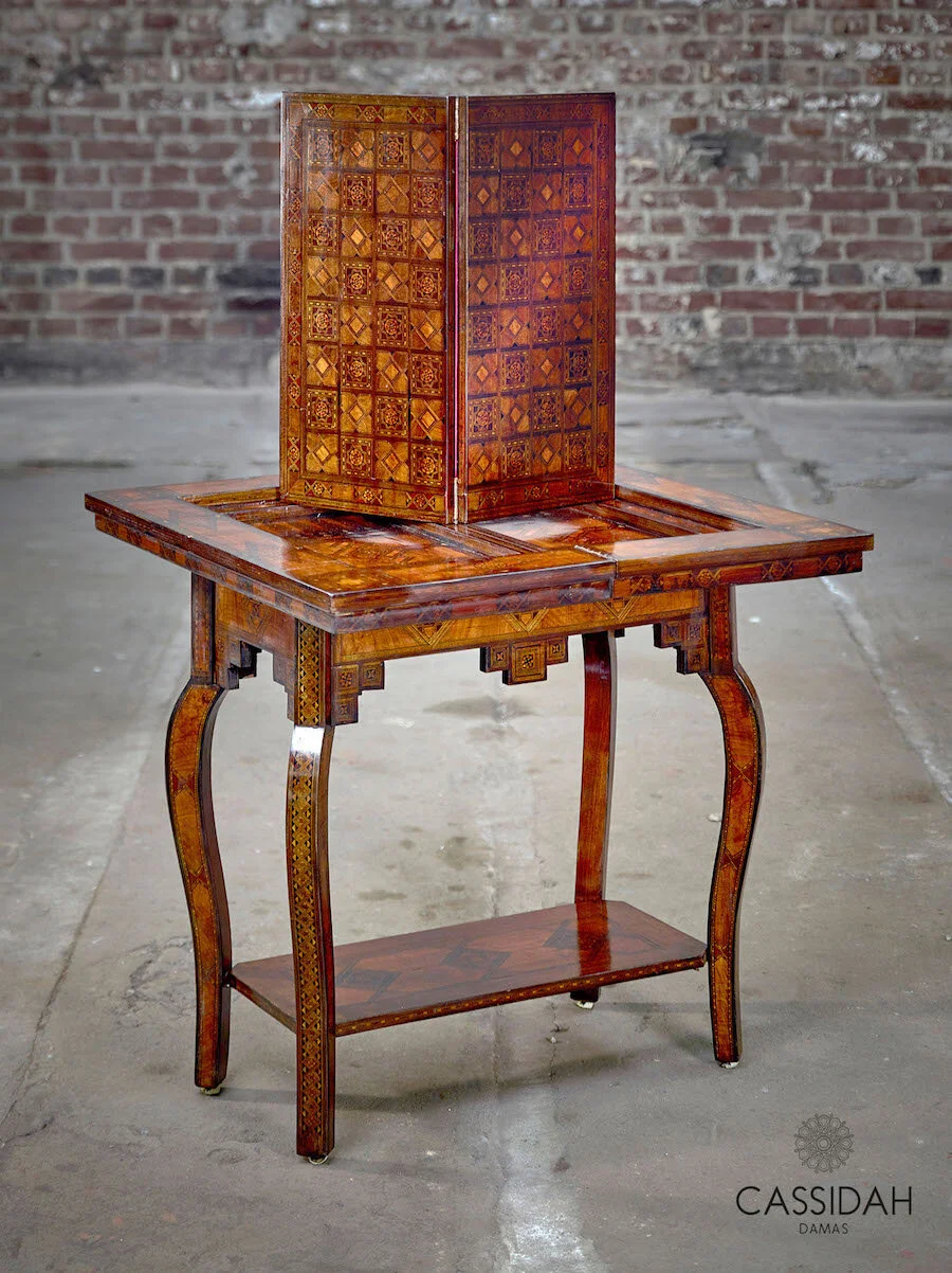 Damaszener Spieltisch/ Damaszene Game TableFarbgebung und Patina dieses Objekts kann von den hier abgebildeten Fotos aufgrund von Belichtung etc. abweichen.//The photo of the object may slightly differ from the original in terms of color and patina.