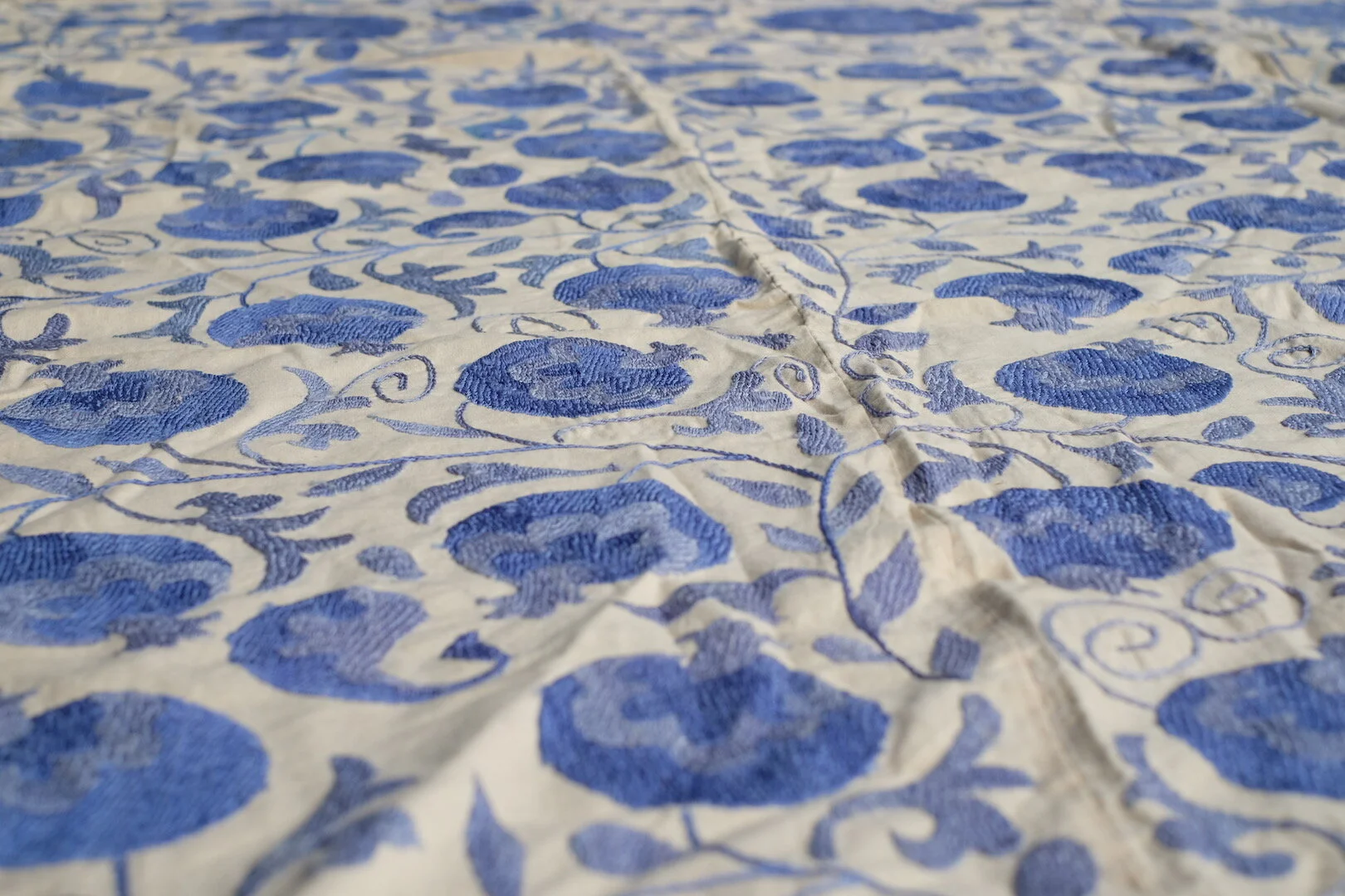 SOLD! Bestickter Vintage Überwurf (Suzani)/ Vintage embroidered cotton throw (Suzani)