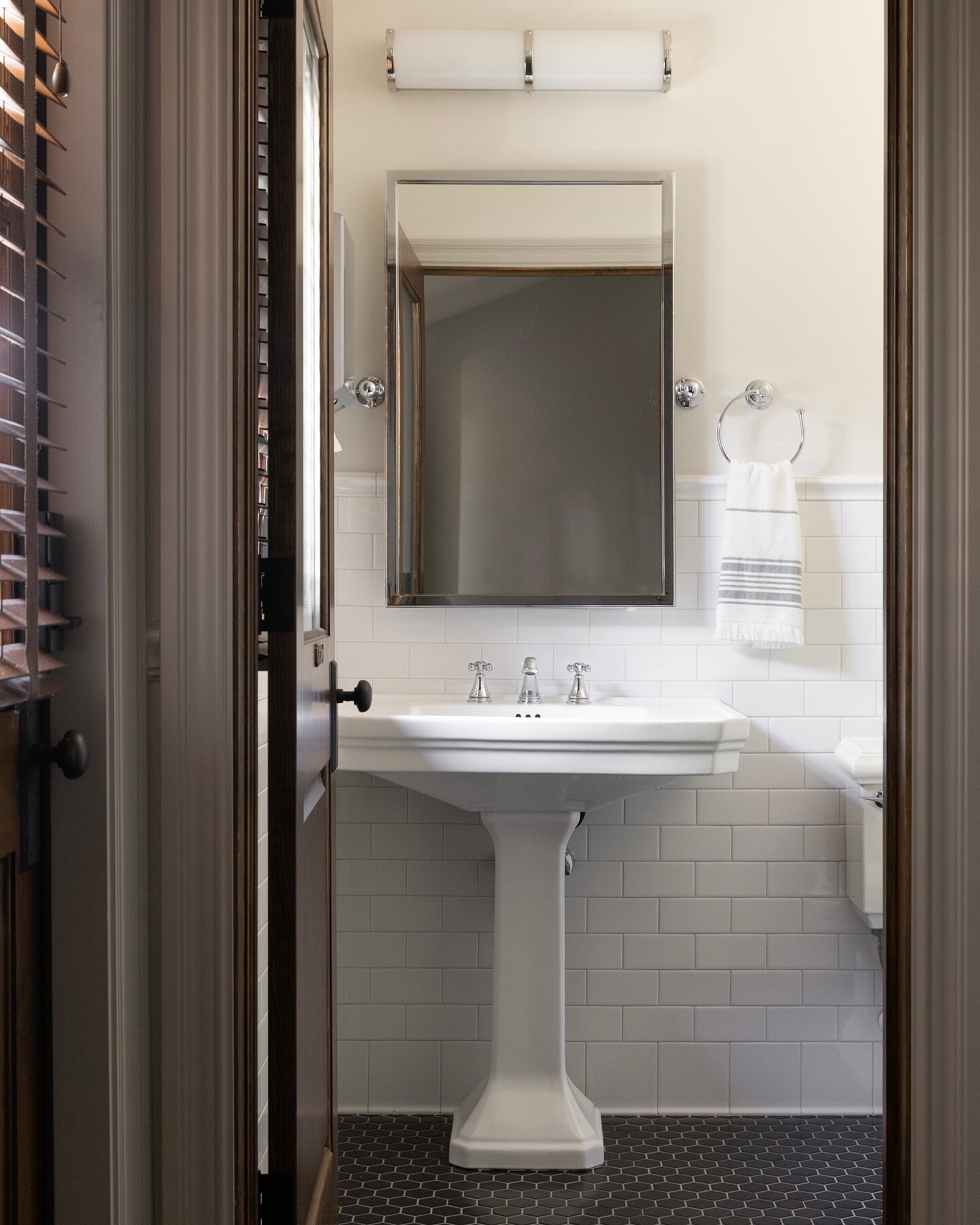 A peek at the KOENIG office back bathroom 🖤🤍
.
.
.
.
.
#interiors #interiordesign #designinspiration #construction #craftsmanship #newhome #luxury #architecture #renovation  #newconstruction  #housebeautiful  #design #homedecor  #interiorstyle #fin