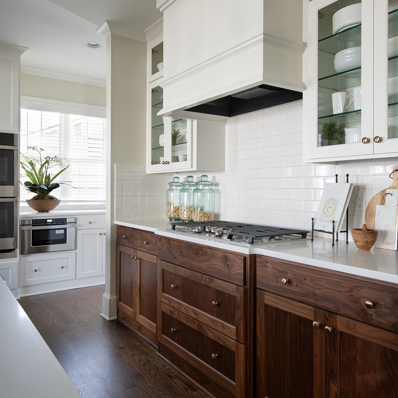 @koenigbuilding 
📷: @craigkeenephotography 
Staging: @kansascityhomestager 
#interiors #interiordesign #designinspiration #construction #craftsmanship #newhome #luxury #architecture #renovation  #newconstruction  #housebeautiful  #design #homedecor 