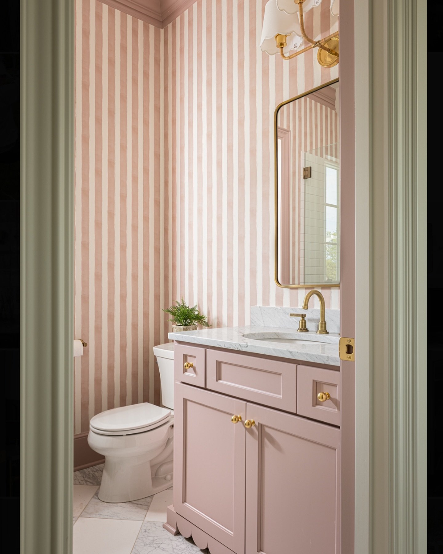Pretty in pink
@koenigbuilding
📷: @craigkeenephotography
.
.
.
.
#interiors #interiordesign #designinspiration #construction #craftsmanship #newhome #luxury #architecture #renovation #newconstruction #housebeautiful #design #homedecor #inter