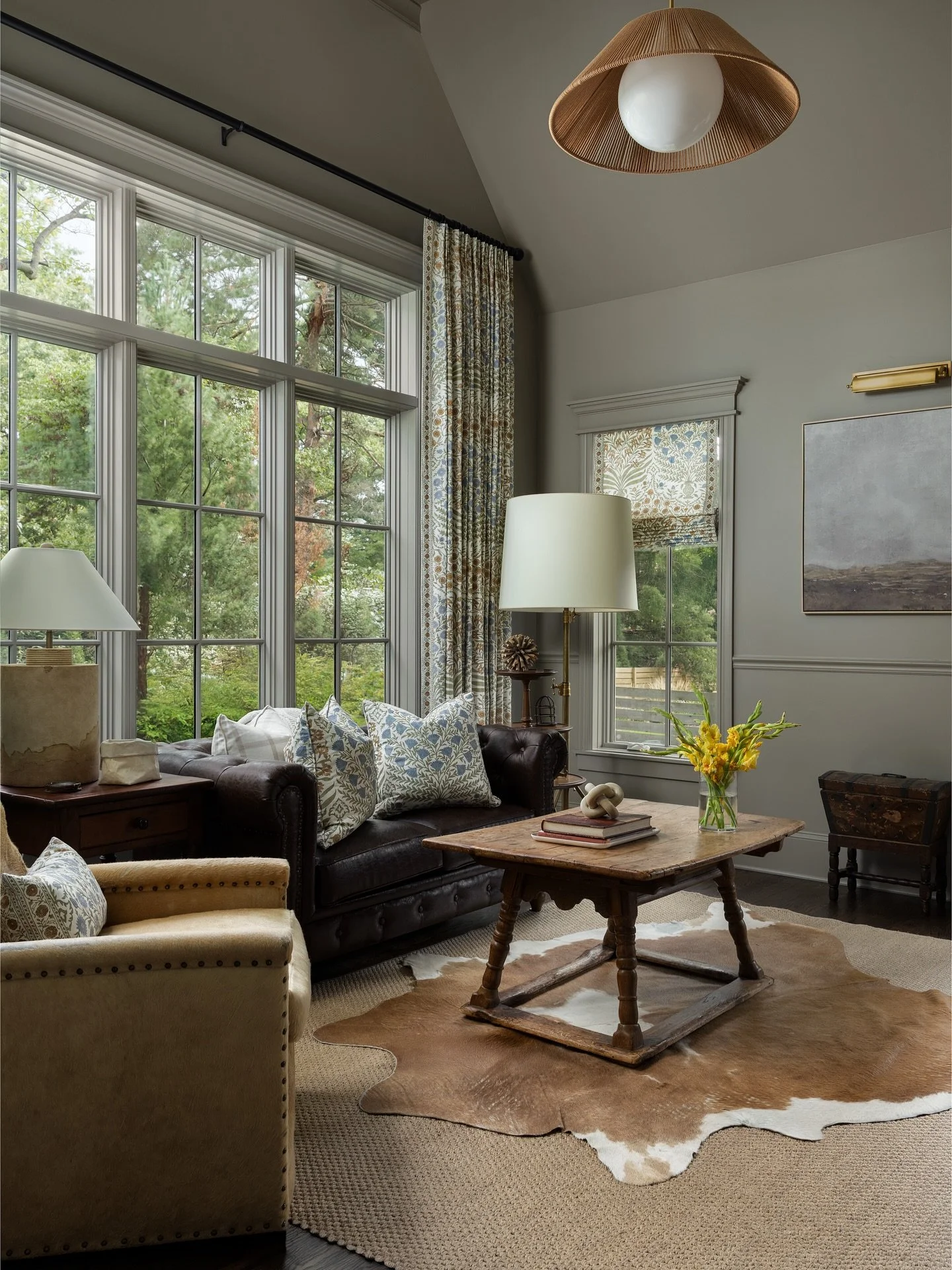 Love how @carolineanneinteriors styles her @koenigbuilding home 💕

📷: @josiedell_photo 
.
.
.
.
.
#interiors #interiordesign #designinspiration #construction #craftsmanship #newhome #luxury #architecture #renovation  #newconstruction  #housebeautif