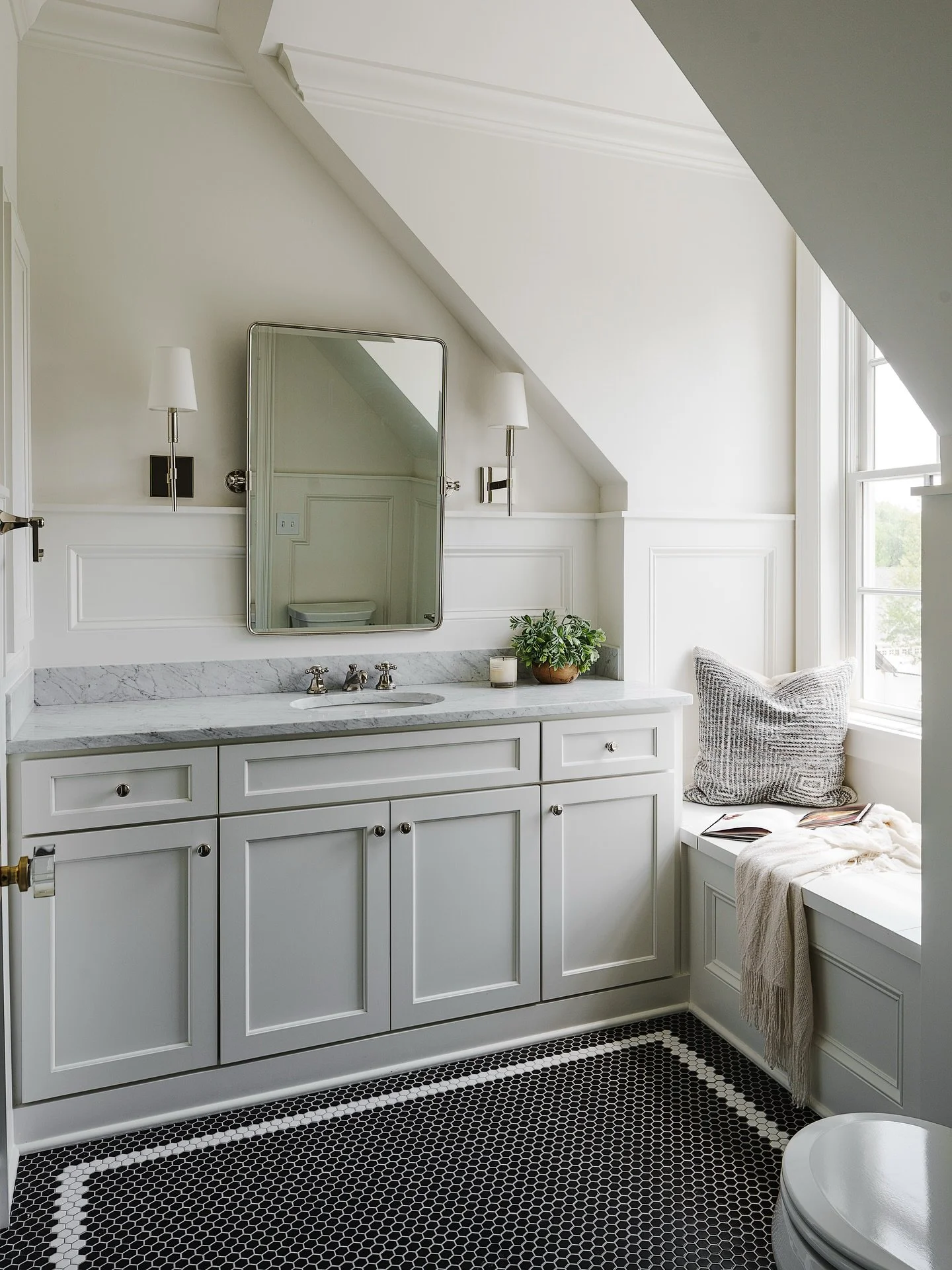 If this was my bathroom growing up, I would wrap myself in a bathrobe, sit in the window seat with a good book, and tell everyone I couldn't go out because I was washing my hair. 

@koenigbuilding 
📷: @matthewaphoto 
.
.
.
.
.
#interiors #interiorde