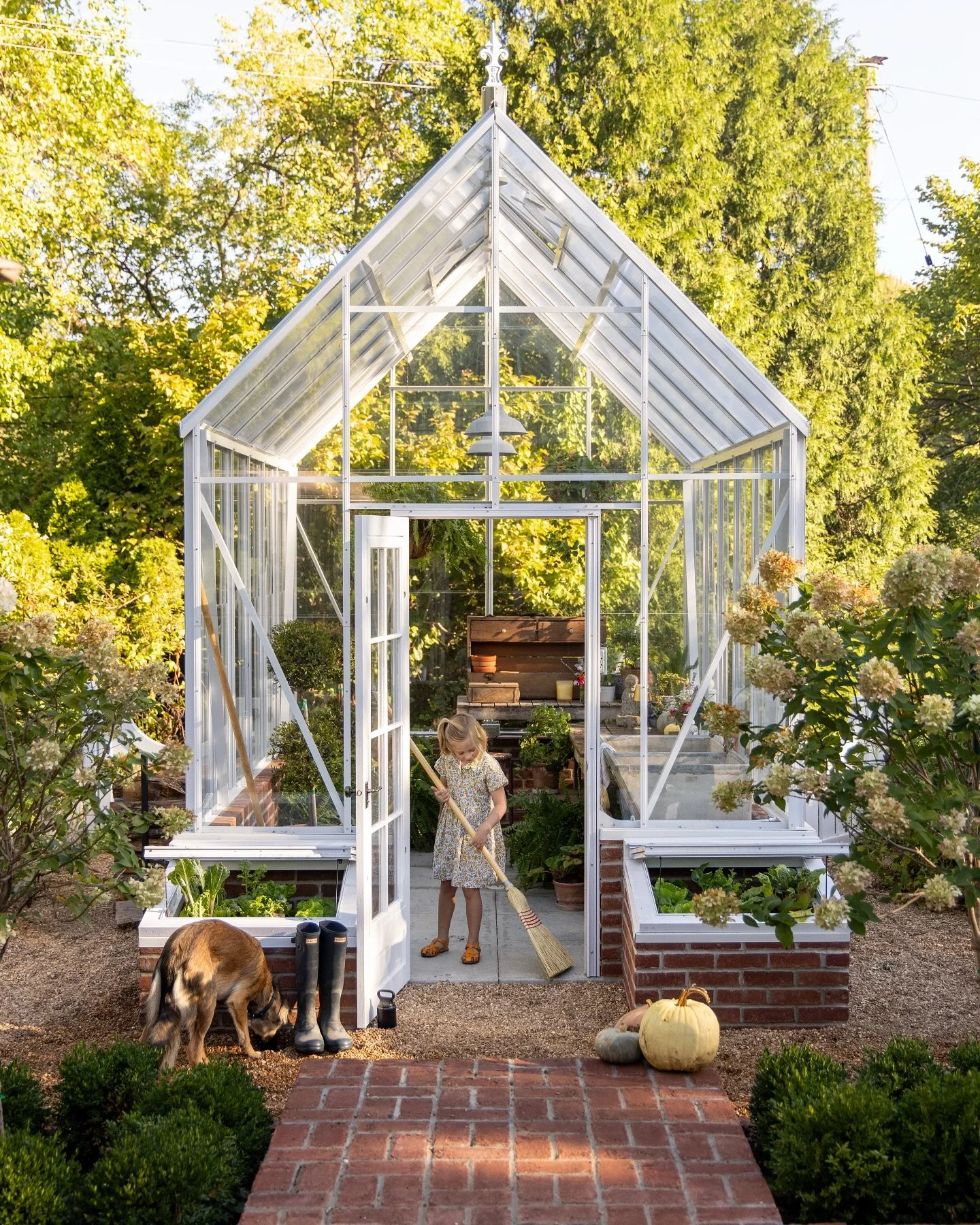 Looking forward to a great week of warmer temps! It won't be long until it's gardening season 💕
@koenigbuilding 
@bc_greenhouses 
📷: @paulversluis 
.
.
.
.
.
#interiors #interiordesign #designinspiration #construction #craftsmanship #newhome #luxur