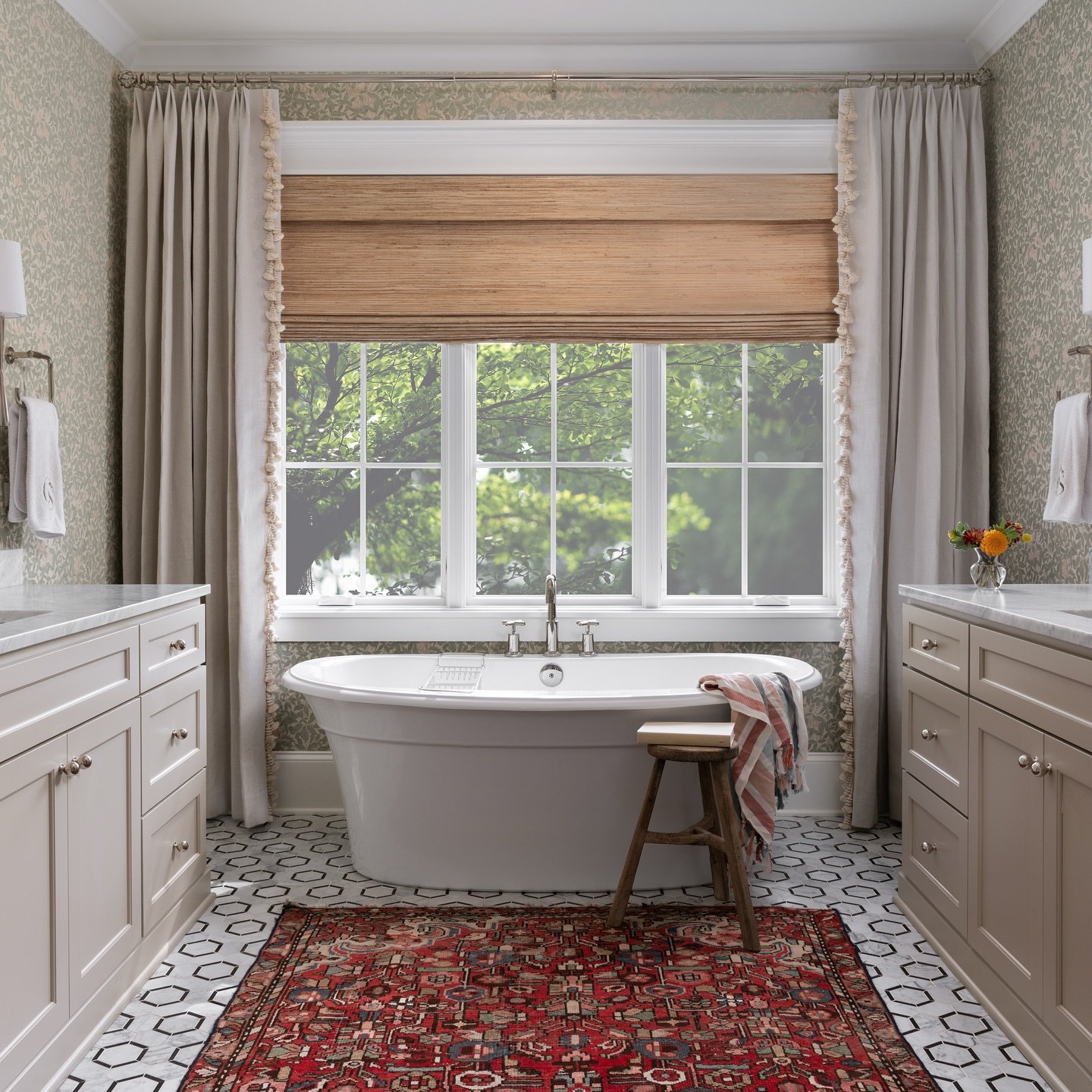 @carolineanneinteriors 
@koenigbuilding 
@josiedell_photo 
.
.
.
.
.
#interiors #interiordesign #designinspiration #construction #craftsmanship #newhome #luxury #architecture #renovation  #newconstruction  #housebeautiful  #design #homedecor  #interi