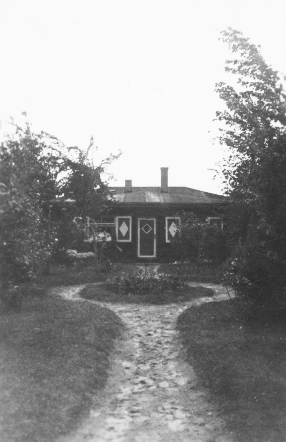 Lake house from front 1920s Alexander family archive.jpg