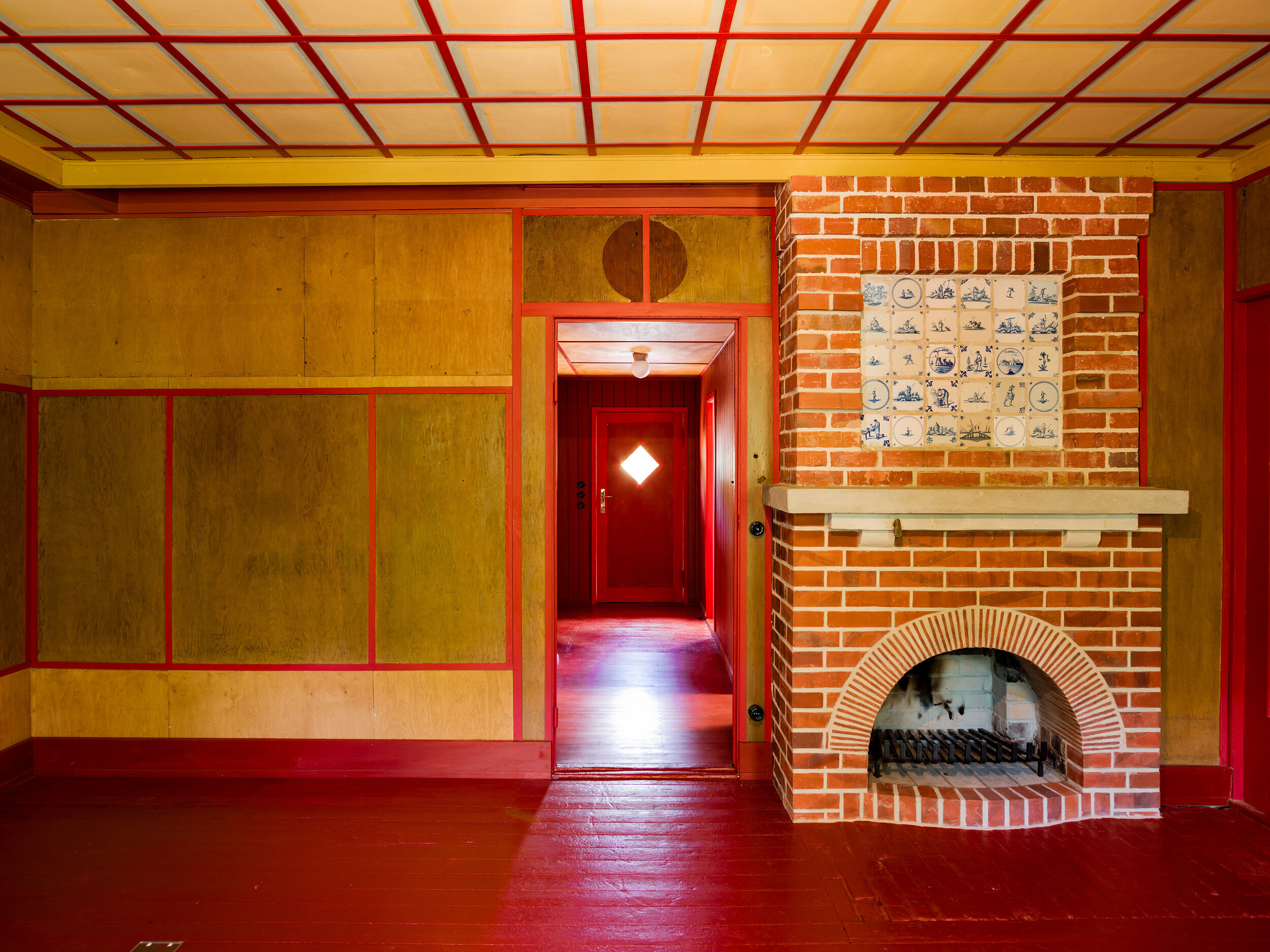 Alexander Haus fireplace in living room André Wagner.jpg