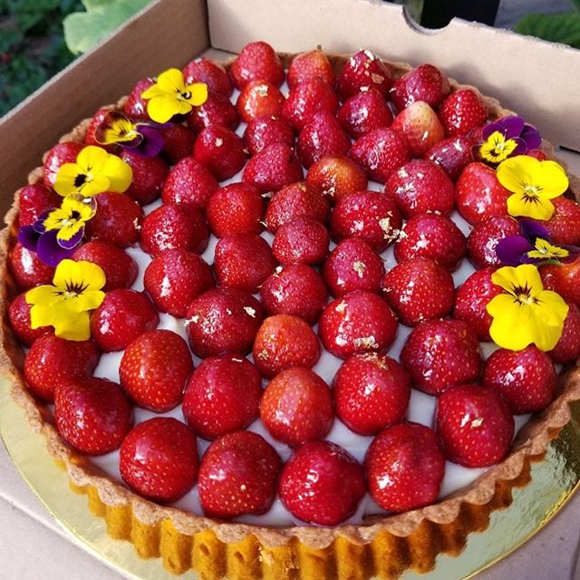 Local strawberries 🍓 from @krauseberryfarms for our signature 9&rdquo; tart with our homemade vanilla cr&egrave;me p&acirc;tissi&egrave;re. Call us to make an order! #fraserhood #bakedfromscratch #familybusiness #edibleflowers #strawberries #summer 
