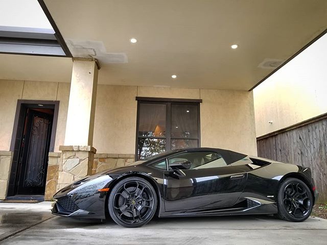 The weather in Houston is perfect to take out the Lamborghini Huracan Spyder convertible! Call 📞 1.800.996.1960 or visit 🖥 www.CarbonAutoGroup.com to book your next exotic car rental with 🆓 delivery 🚚 ! #DreamItDriveIt #CarbonAutoGroup #lamborghi