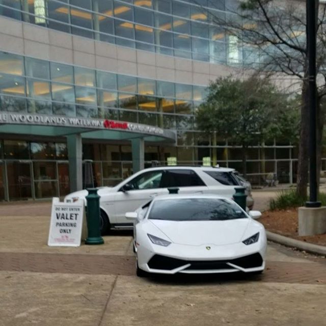 Our beautiful Lamborghini Huracan is ready for the weekend @mariotthotel of The Woodlands. 📞 Call 1.800.996.1960 or visit www.CarbonAutoGroup.com 💻 to book your exotic car rental TODAY! #DreamItDriveIt #CarbonAutoGroup #lamborghini #Huracan #ferrar