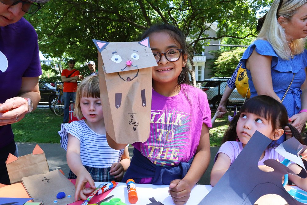 22-06-04_girl-with-paperbag-puppet-and-pink-shirt_52132042929_o.jpg