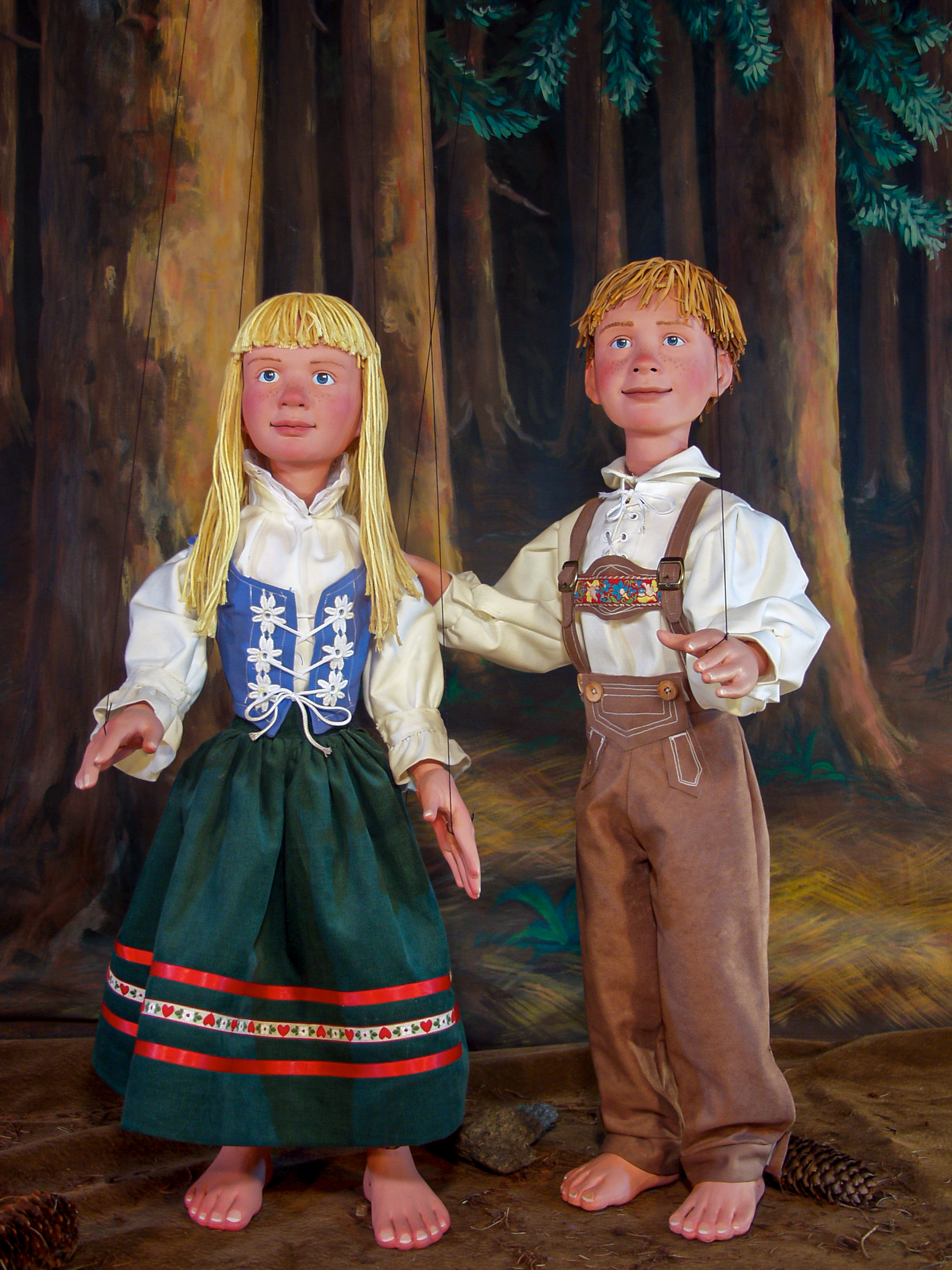 Hansel&Gretel2_TanglewoodMarionettes_Anne Schaefer.png