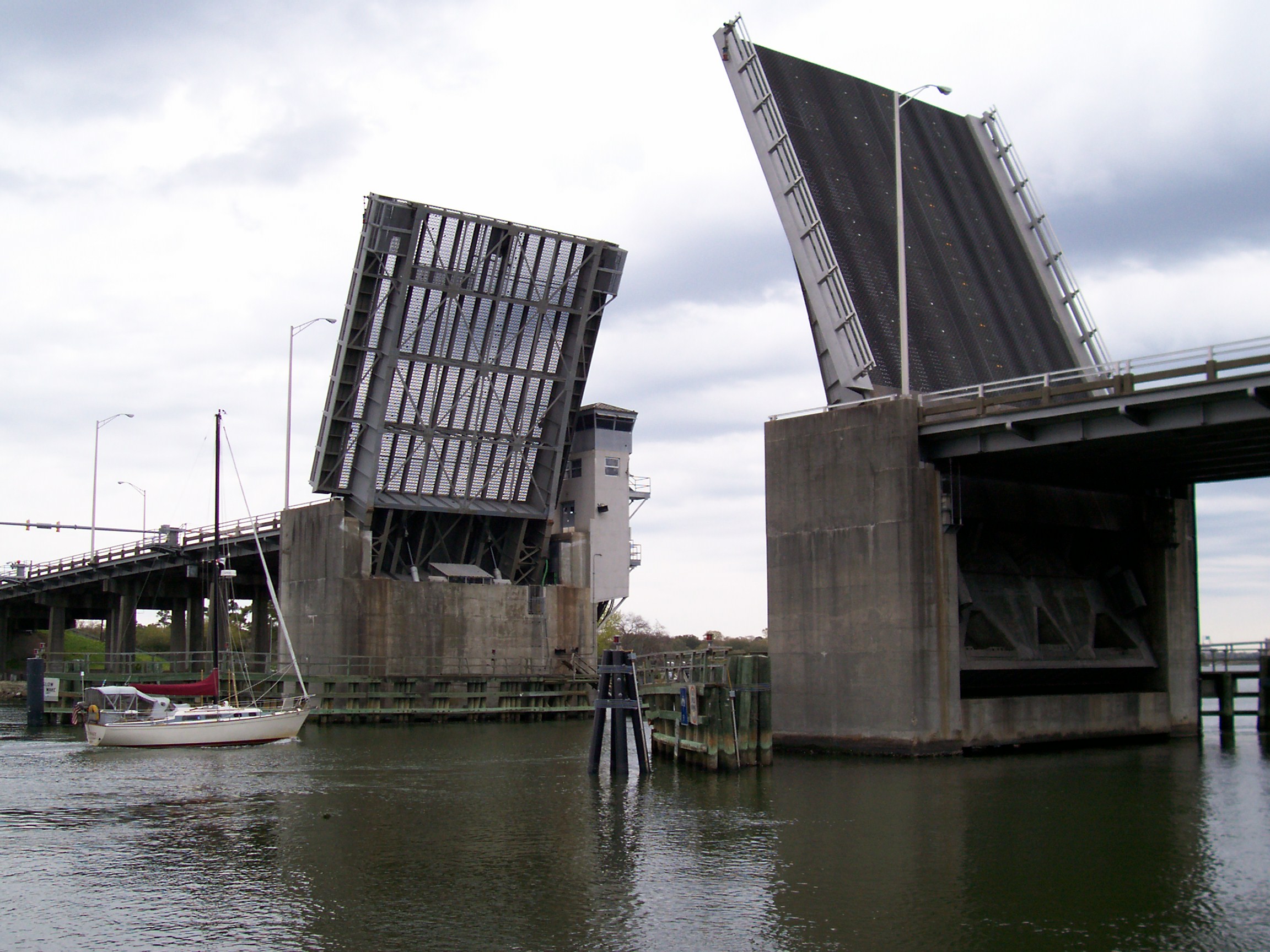 Wappoo_Creek_drawbridge.jpg