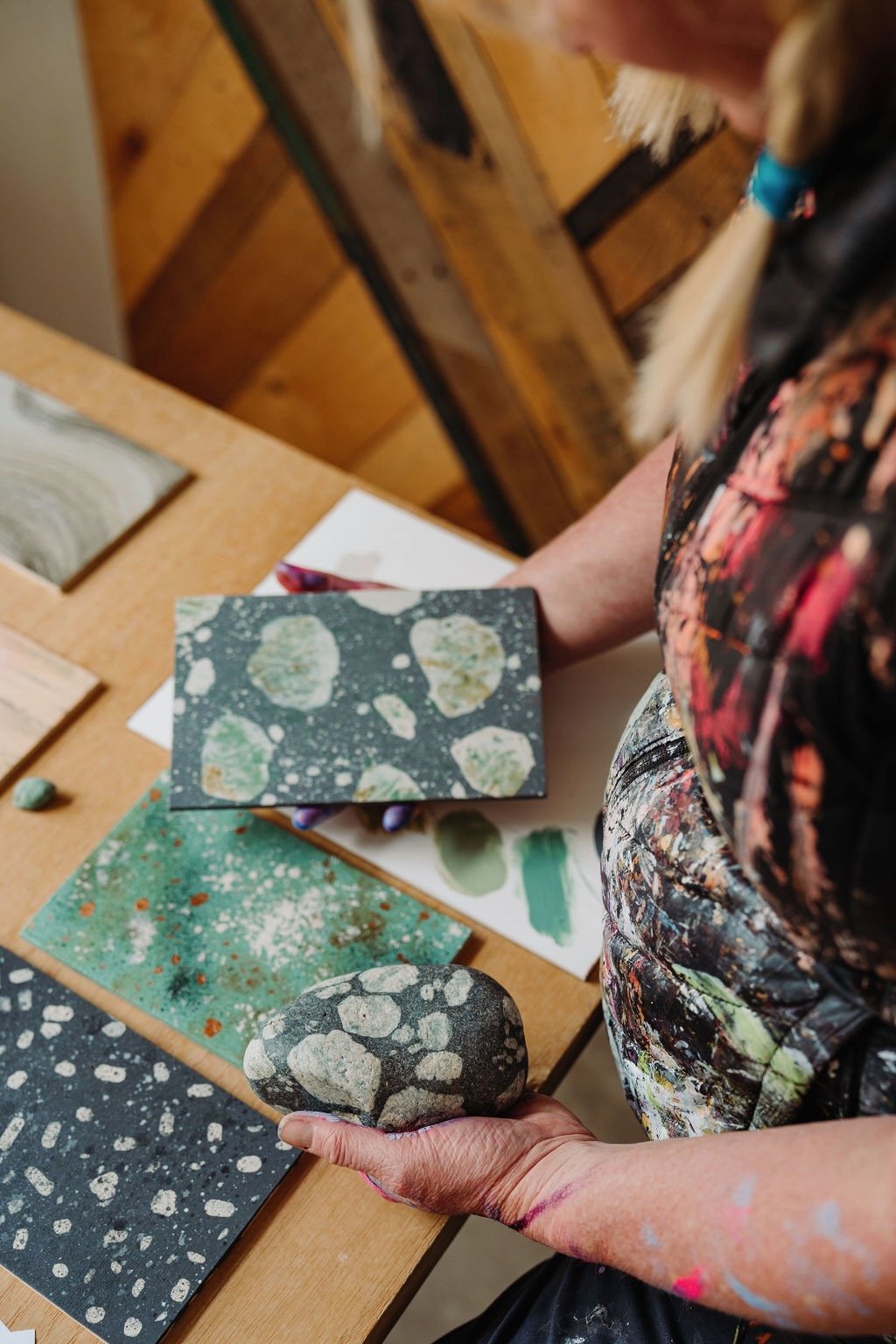 Making matching rock texture swatches in acrylic paint