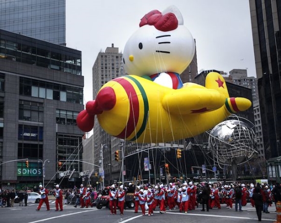  毎年どんなバルーンが上がるかたくさんの人々が楽しみにしている。 #thanksgiving#parade#manhattan