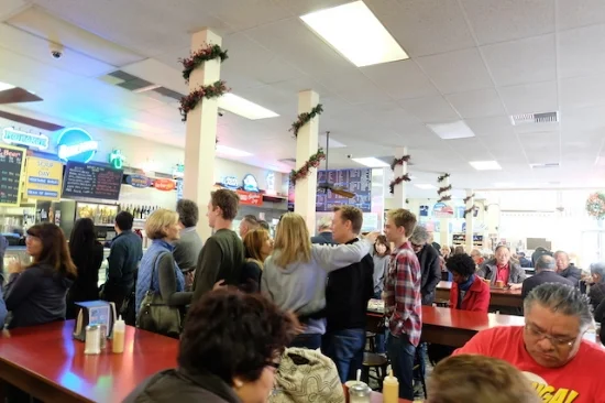  オーダーするまでも多少待つけれど。。地元の人たちみんな明るいから楽しい雰囲気。 #philippe#diner#losangeles#sandwiches