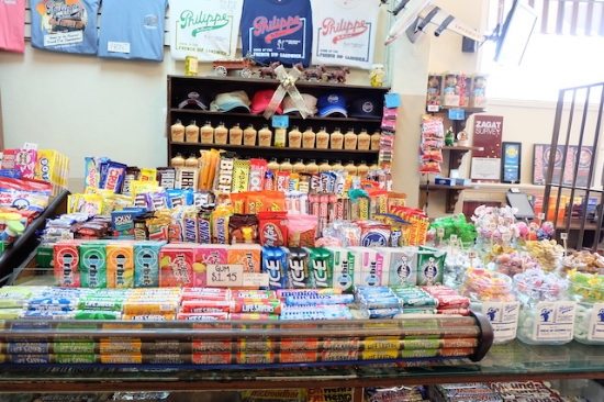  売店もあって、いわゆる駄菓子がたくさん〜〜! #philippe#diner#shop#sandwiches